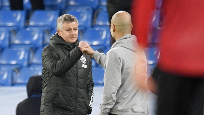Manchester Uniteds manager Ole Gunnar Solskjaer, left, bumps fists with Manchester Citys head coach Pep Guardiola at the end of the English Premier League soccer match between Manchester City and Manchester United at the Etihad Stadium in Manchester, England, Sunday, March 7, 2021. Manchester United won 2-0. (Peter Powell/Pool via AP)