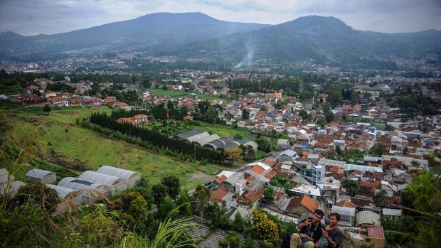 Wisatawan berswafoto di atas puncak Gunung Batu yang merupakan bagian dari Sesar Lembang di Pasirwangi, Lembang, Kabupaten Bandung Barat, Jawa Barat, Minggu (7/3/2021). Peneliti Geoteknologi LIPI Mudrik R Daryono mengatakan Sesar Lembang diprediksi berada pada fase batas akhir siklus terjadinya gempa bumi usai 'tidur' selama 560 tahun dan apabila melepaskan energinya sesar sepanjang 29 kilometer tersebut berpotensi menimbulkan gempa bumi dengan magnitudo 6,5 hingga 7. ANTARA FOTO/Raisan Al Farisi/rwa.