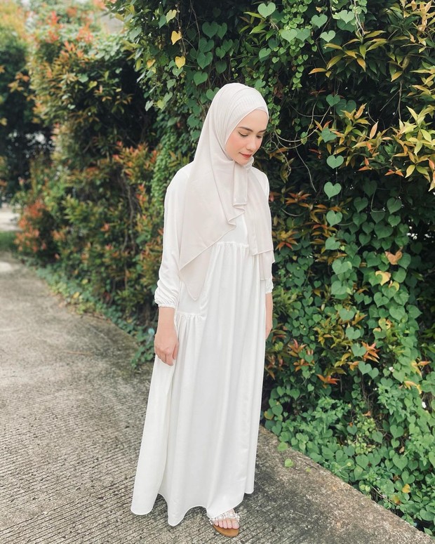 Aisha White Dress yang simple dan menggemaskan ini bisa diadopsi dengan harga nggak lebih dari Rp. 200.000.