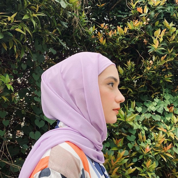 Pashmina lilac dari Klavi ZM ini punya harga terjangkau yang bisa dipakai siapa saja.