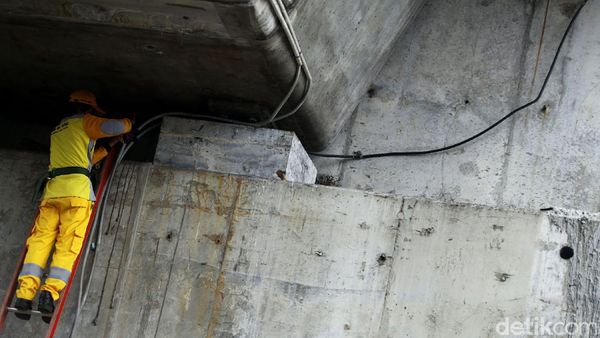 Perawatan Kabel Listrik Penerangan Jalan di Jalur TransJakarta