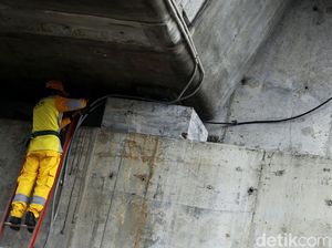 Perawatan Kabel Listrik Penerangan Jalan di Jalur TransJakarta Perawatan Kabel Listrik Penerangan Jalan di Jalur TransJakarta