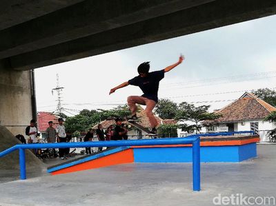 Antusias Anak Muda Solo Main Skateboard di Kolong Flyover Purwosari
