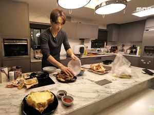 Mengintip Suasana Dapur Rumah Rain dan Kim Tae Hee yang Minimalis