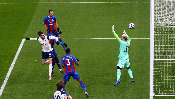 LONDON, ENGLAND - MARCH 07: Gareth Bale of Tottenham Hotspur scores their sides second goal past Vicente Guaita of Crystal Palace during the Premier League match between Tottenham Hotspur and Crystal Palace at Tottenham Hotspur Stadium on March 07, 2021 in London, England. Sporting stadiums around the UK remain under strict restrictions due to the Coronavirus Pandemic as Government social distancing laws prohibit fans inside venues resulting in games being played behind closed doors. (Photo by Julian Finney/Getty Images)