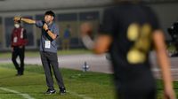 Pelatih Tim Nasional (Timnas) U-23 Shin Tae Yong (kiri) memberikan instruksi kepada para pemainnya saat melawan kesebelasan Bali United dalam pertandingan uji coba di Stadion Madya, Gelora Bung Karno (GBK), Jakarta, Minggu (7/3/2021). ANTARA FOTO/Aditya Pradana Putra/hp.\