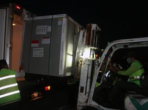 Momen Kedatangan 1,1 Juta Vaksin AstraZeneca di Indonesia Momen Kedatangan 1,1 Juta Vaksin AstraZeneca di Indonesia