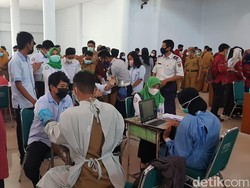 Vaksinasi Pelayan Publik di Polman Sulbar, Peserta Banyak Langgar Prokes