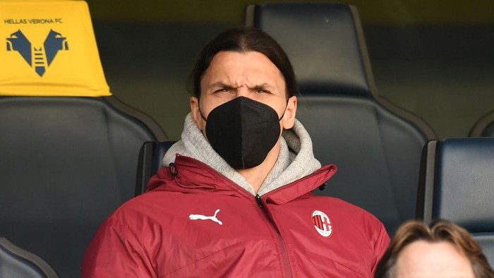 VERONA, ITALY - MARCH 07: Zlatan Ibrahimovic of AC Milan looks on during the Serie A match between Hellas Verona FC  and AC Milan at Stadio Marcantonio Bentegodi on March 07, 2021 in Verona, Italy. (Photo by Alessandro Sabattini/Getty Images)
