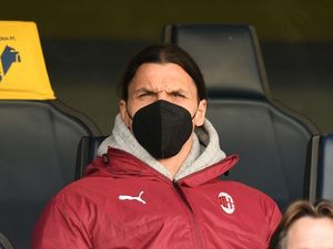 Kepergok di Restoran, Ibrahimovic Nongkrong atau Kerja?