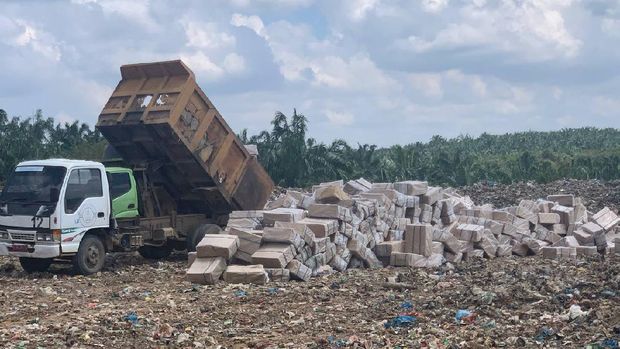 Sebanyak 10,2 juta batang rokok ilegal merek Luffman dimusnahkan di Tempat Pembuangan Sampah (TPS), Aceh Utara, Aceh. Pemusnahan dilakukan setelah ada putusan berkekuatan hukum tetap dari pengadilan.