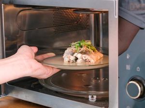 Selain Untuk Hangatkan Makanan, Ini 7 Fungsi Lain dari Microwave