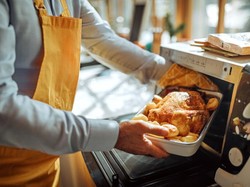 7 Mitos Keliru Tentang Microwave yang Tidak Perlu Kamu Percaya