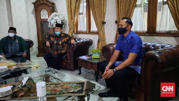 Ketua Umum Partai Demokrat, Agus Harimurti Yudhoyono mendatangi rumah Jimly Asshiddiqie untuk meminta wejangan terkait kisruh di Partai Demokrat, Selasa (9/3).