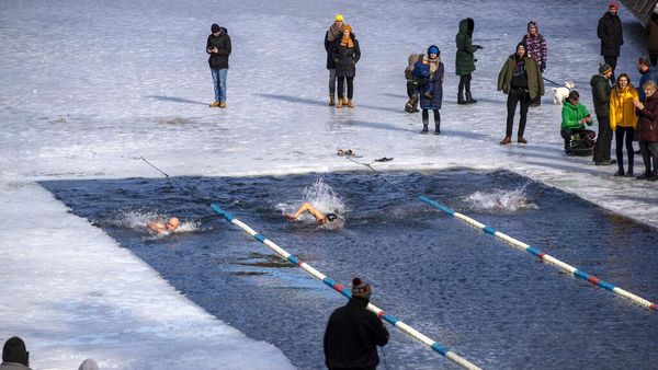 Brr... Lithuania Gelar Lomba Renang Dalam Es Lho