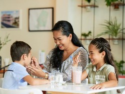 Ibu Ini Ungkap Alasan Selalu Makan Paling Akhir di Keluarganya, Bikin Haru!