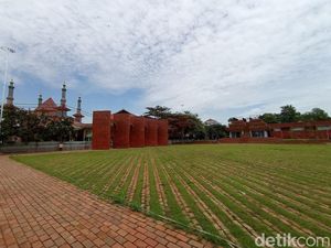 Alun-alun Kejaksan Cirebon Ditutup Saat Momen Tahun Baru Alun-alun Kejaksan Cirebon Ditutup Saat Momen Tahun Baru