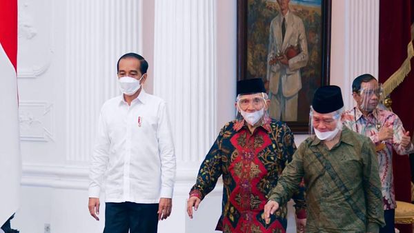 Potret Pertemuan Singkat Amien Rais dkk dan Jokowi Bahas Km 50