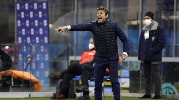 Inter Milans head coach Antonio Conte gives instructions to his players during a Serie A soccer match between Inter Milan and Atalanta at the San Siro stadium in Milan, Italy, Monday, March 8, 2021. (AP Photo/Luca Bruno)