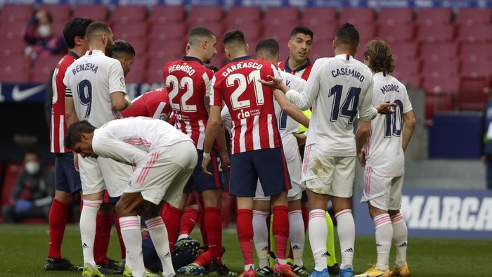 Players confront each other during the Spanish La Liga soccer match between Atletico Madrid and Real Madrid at the Wanda Metropolitano stadium in Madrid, Spain, Sunday, March 7, 2021. (AP Photo/Manu Fernandez)