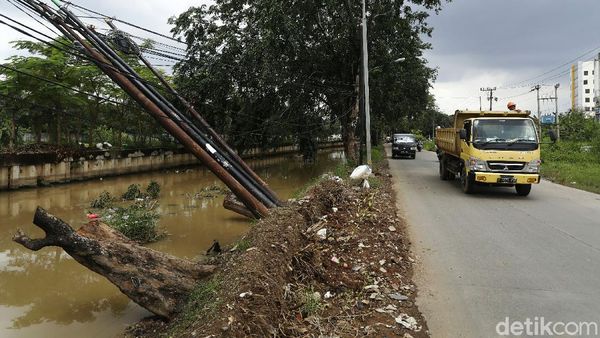 Bahaya, Tiang Kabel di Bekasi Ini Nyaris Ambruk