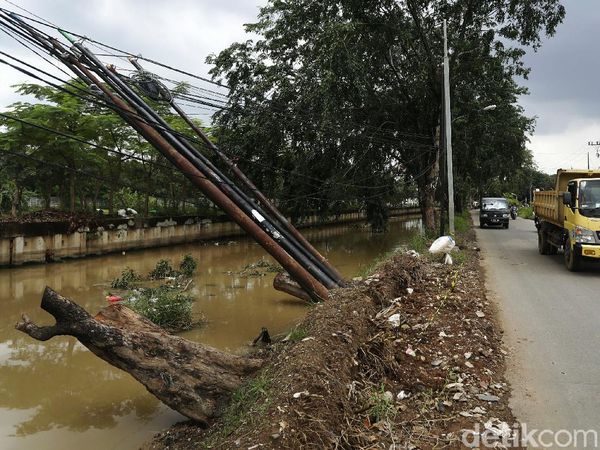 Bahaya, Tiang Kabel di Bekasi Ini Nyaris Ambruk