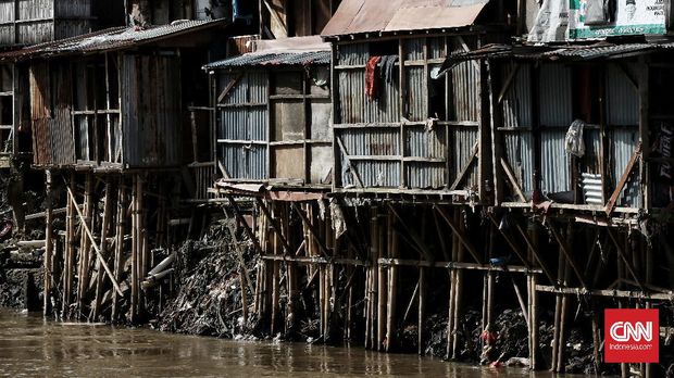 Suasana pemukiman di kawasan bantaran Kali Ciliwung, Jakarta, Selasa (9/3/2021). Wakil Gubernur DKI Jakarta Ahmad Riza Patria mengatakan pembebasan lahan untuk normalisasi Kali Ciliwung sepanjang 10 kilometer dari sisi kiri dan kanan membutuhkan anggaran sebesar Rp 5 triliun. CNN Indonesia/Andry  Novelino