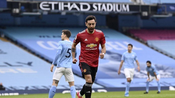 Manchester Uniteds Bruno Fernandes celebrates after scoring the opening goal during the English Premier League soccer match between Manchester City and Manchester United at the Etihad Stadium in Manchester, England, Sunday, March 7, 2021. (Laurence Griffiths/Pool via AP)