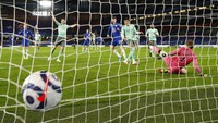 Tuan rumah unggul sejak babak pertama, lewat bunuh diri Ben Godfrey. John Sibley/Pool via AP.