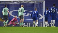 Tekanan Chelsea akhirnya berbuah gol kedua, di mana Kai Havertz kembali berperan. Di menit ke-65, tuan rumah mendapat hadiah penalti, usai Jordan Pickford melanggar Havertz. Jorginho maju menjadi eksekutor, dan bisa mengecoh kiper asal Inggris tersebut. Glyn Kirk/Pool via AP.