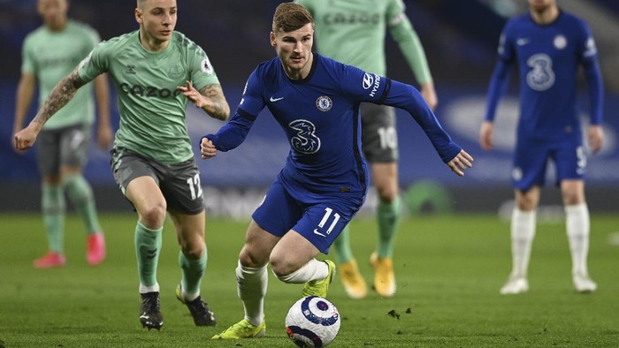 Chelseas Timo Werner, center, is challenged by Evertons Lucas Digne, left, during the English Premier League soccer match between Chelsea and Everton at the Stamford Bridge stadium in London, Monday, March 8, 2021. (Glyn Kirk/Pool via AP)