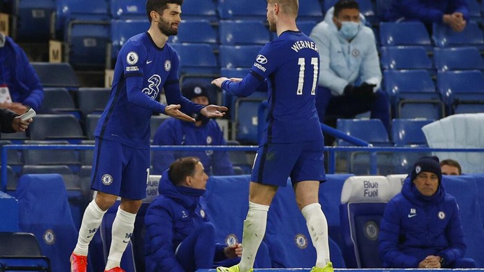 Chelseas Christian Pulisic, left, replaces Chelseas Timo Werner during the English Premier League soccer match between Chelsea and Everton at the Stamford Bridge stadium in London, Monday, March 8, 2021. (John Sibley/Pool via AP)
