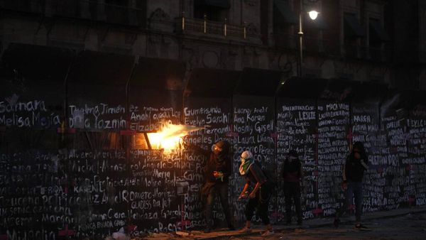 Demo Peringatan Hari Perempuan Bentrok di Meksiko