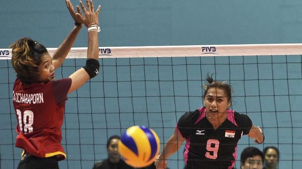 Indonesia's Aprilia Manganang (C) competes against Thailand's players during their volleyball women's semifinals at the 28th Southeast Asian Games (SEA Games) in Singapore on June 14, 2015.  AFP PHOTO / ROSLAN RAHMAN (Photo by ROSLAN RAHMAN / AFP)