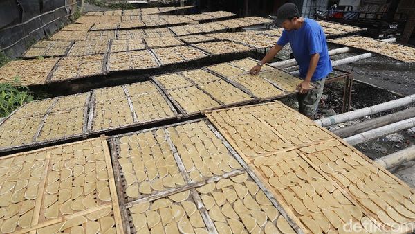 Geliat Perajin Kerupuk Opak di Tengah Pandemi