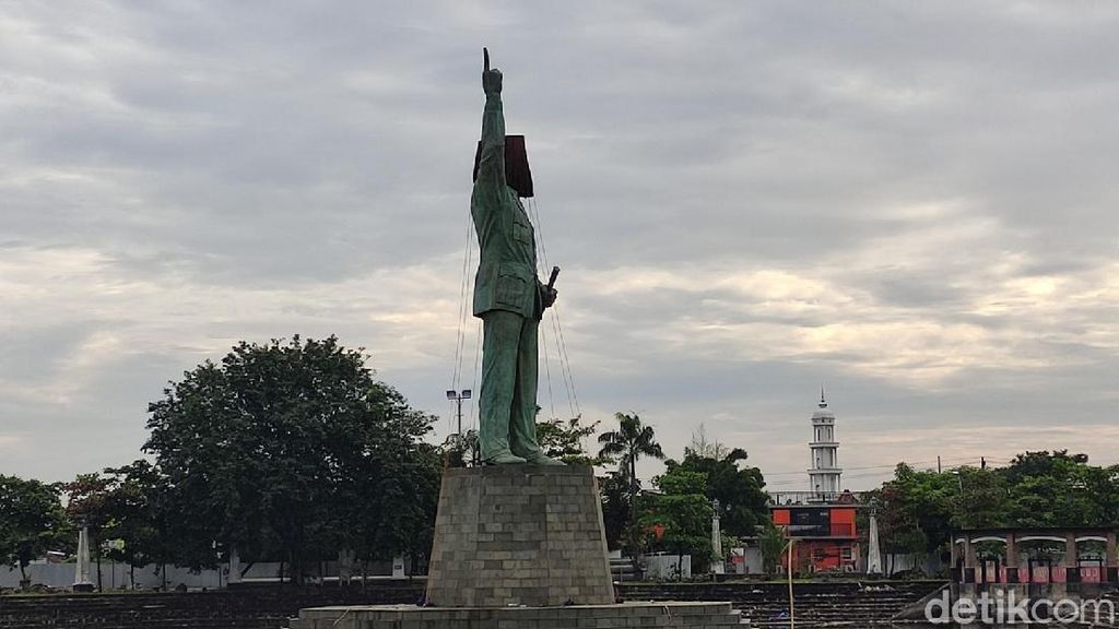 Foto: Patung Bung Karno Setinggi 17 Meter di Kota Lama Semarang