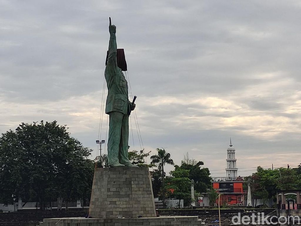 Foto: Patung Bung Karno Setinggi 17 Meter di Kota Lama Semarang Foto: Patung Bung Karno Setinggi 17 Meter di Kota Lama Semarang