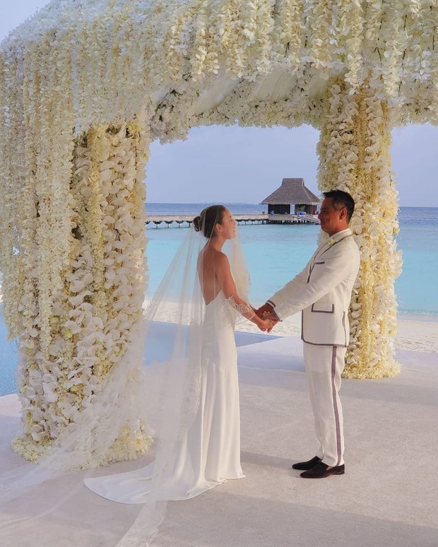 Julie Estelle memakai aksen veil panjang di hari pernikahan/instagram.com/heaven_tanudiredja