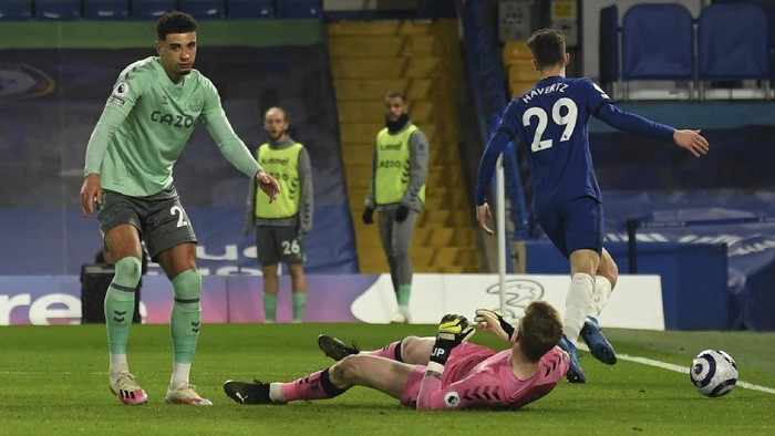 Evertons Ben Godfrey, left, reacts after scoring an own goal during the English Premier League soccer match between Chelsea and Everton at the Stamford Bridge stadium in London, Monday, March 8, 2021. (Glyn Kirk/Pool via AP)