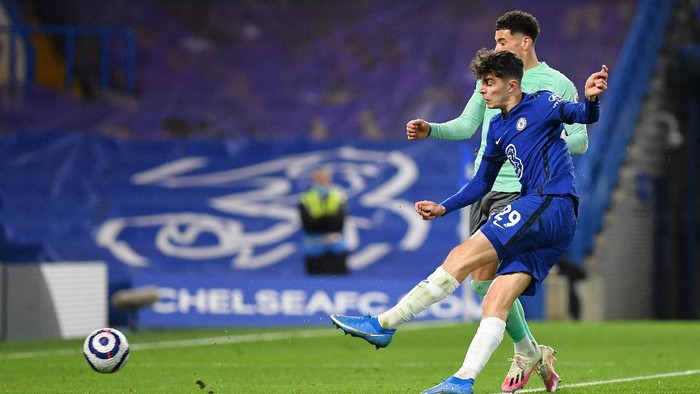 LONDON, ENGLAND - MARCH 08: Kai Havertz of Chelsea scores a goal which is later disallowed due to a handball during the Premier League match between Chelsea and Everton at Stamford Bridge on March 08, 2021 in London, England. Sporting stadiums around the UK remain under strict restrictions due to the Coronavirus Pandemic as Government social distancing laws prohibit fans inside venues resulting in games being played behind closed doors. (Photo by Mike Hewitt/Getty Images)