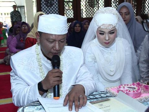 Cerita Lengkap Guru Menikahi Muridnya yang Viral, Beda Usia 18 Tahun - Wolipop