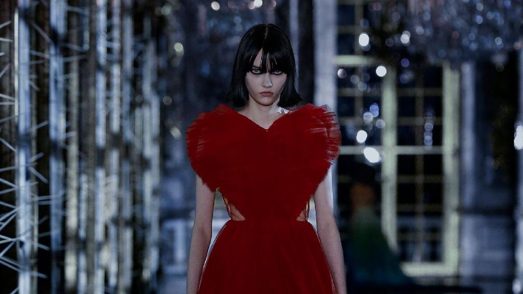 10 Koleksi Terbaru Dior Fall/Winter 2021, Versi Modern Dunia Dongeng