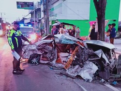 Truk Trailer Hantam Mobil hingga Ringsek Parah di Jalan Yogya-Solo