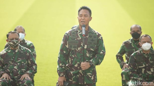 Kepala Staf Angkatan Darat (KSAD) Jenderal Andika Perkasa menggelar konferensi pers terkait Aprilia Manganang.