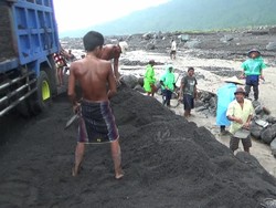 Banjir Lahar Semeru Bawa Material Vulkanis Berkah Penambang Pasir Lumajang