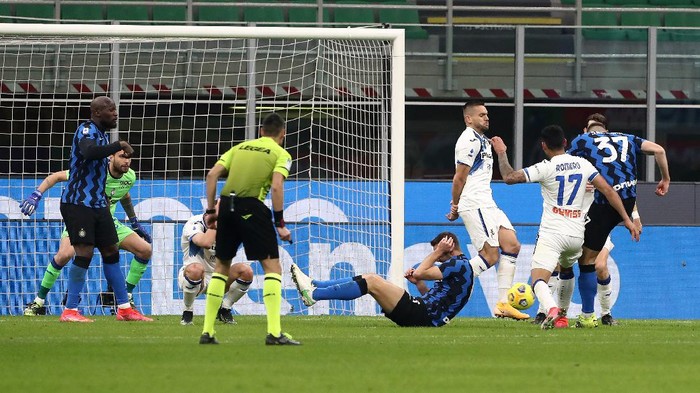 MILAN, ITALY - MARCH 08: Milan Skriniar of FC Internazionale scores their sides first goal during the Serie A match between FC Internazionale  and Atalanta BC at Stadio Giuseppe Meazza on March 08, 2021 in Milan, Italy. Sporting stadiums around Italy remain under strict restrictions due to the Coronavirus Pandemic as Government social distancing laws prohibit fans inside venues resulting in games being played behind closed doors. (Photo by Marco Luzzani/Getty Images)