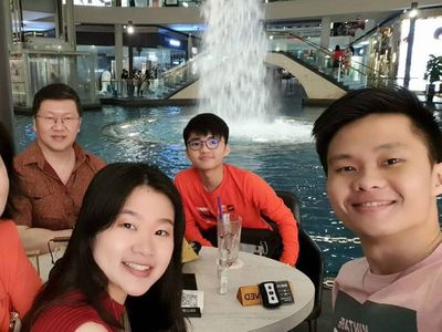 Momen Meilia Lau, Ibunda Felicia saat Makan Bersama Keluarga