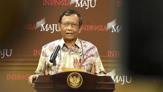 Menko Polhukam Mahfud MD memberi keterangan usai pertemuanJokowi-Amien.
