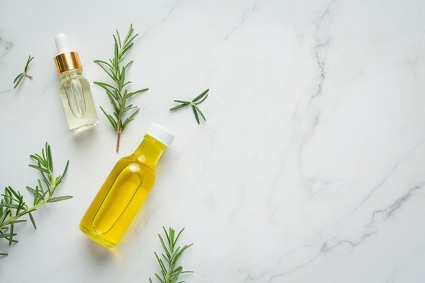 Minyak esensial juga dapat membantu menghilangkan daki.