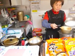 Mirip Warkop! Di Korea Ada Warung Mie Instan Kaki Lima